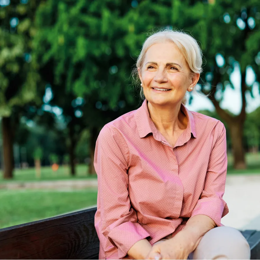 donna di mezza et con camicia rosa che sorride